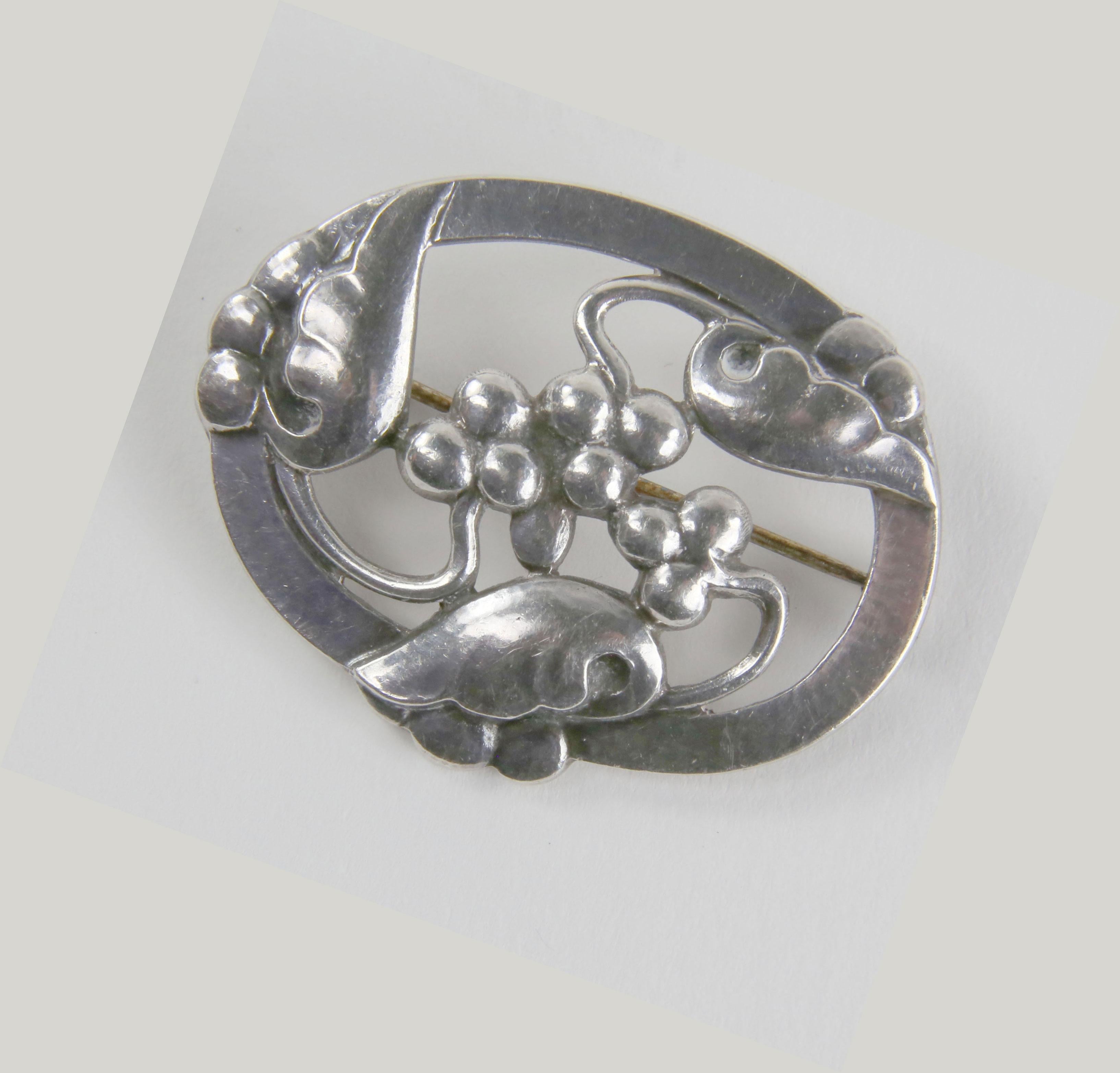 Georg Jensen Broche en forme de raisin en argent sterling Art Nouveau Estate Fine Jewelry Excellent état - En vente à Montreal, QC