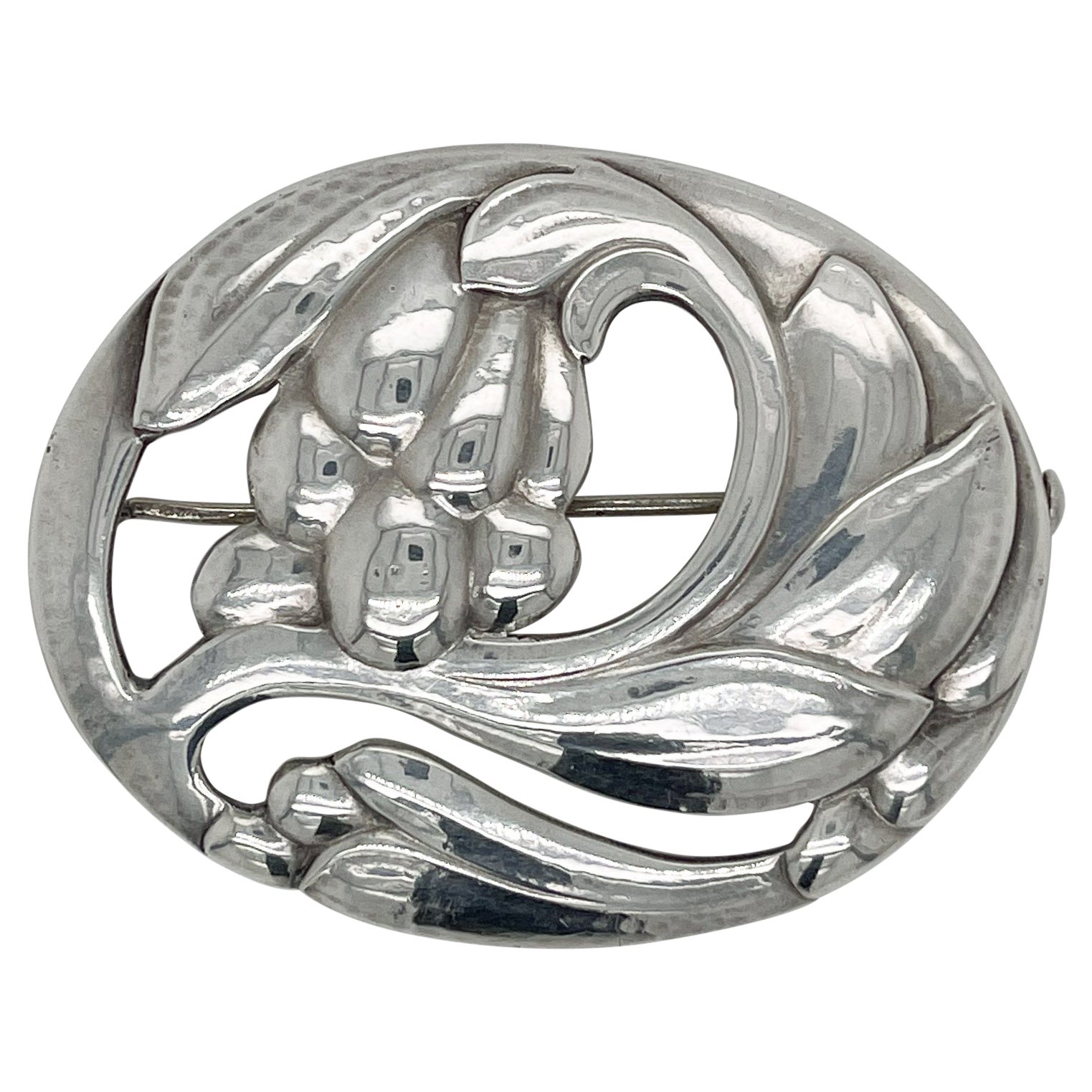 Broche o alfiler antiguo de Georg Jensen.

En plata de ley.

Model No. 65 con motivo floral.

Diseñado por Georg Jensen.

Junto con su caja original de Walter Muhke-Hofjuwelier Coblenz (Joyero de la Corona).

Sencillamente, ¡un broche maravilloso de