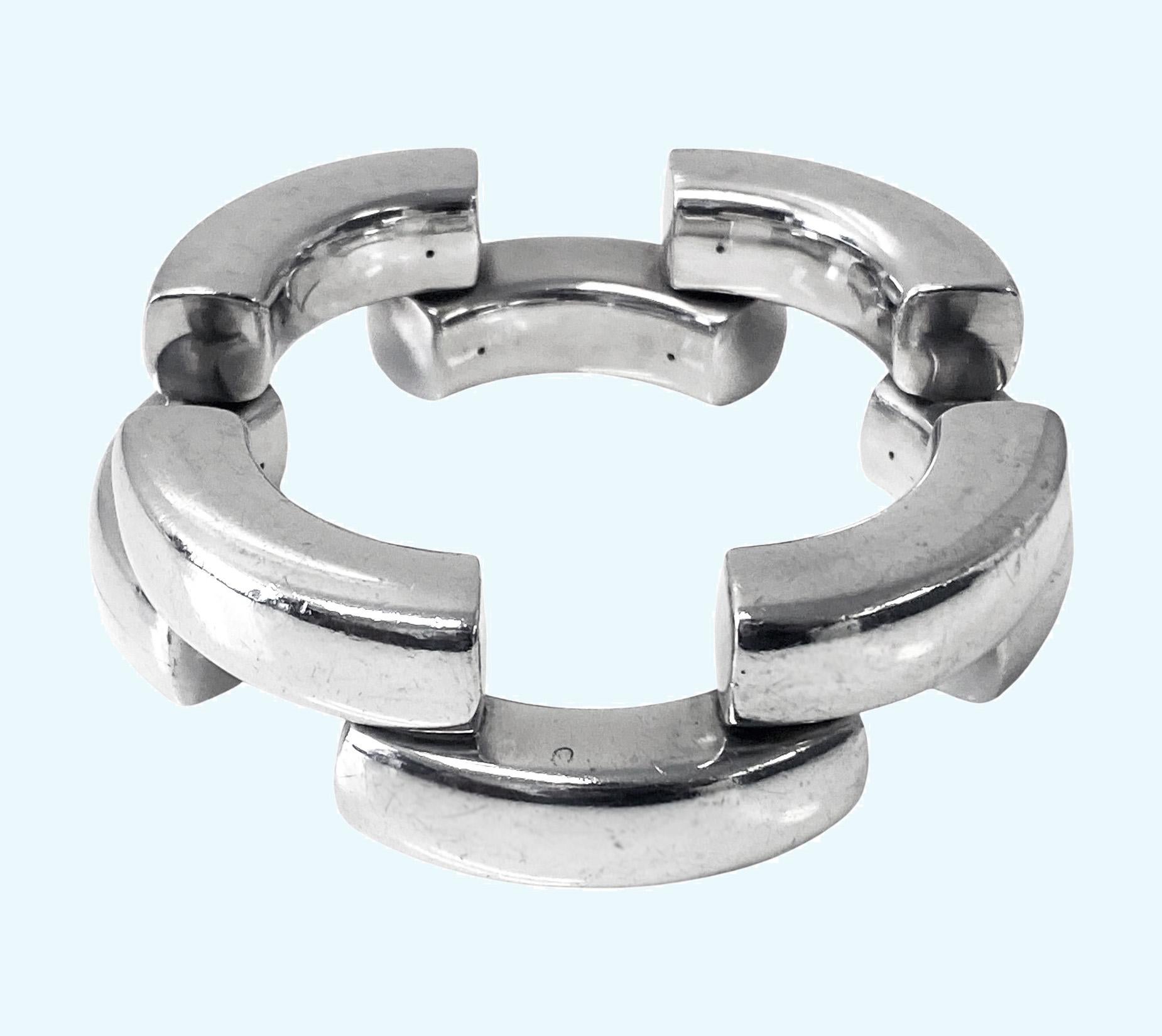 Georg Jensen Astrid Fog design Bangle No 222 C.C. 1969. Con un design a mattoni aperti, montato in argento sterling, diametro interno di 66 mm, si adatta a un polso medio di 6,75-7,00 pollici. Ogni maglia è lunga 1 3/4″ e larga 3/8″ (6,7 cm, 4,1 cm