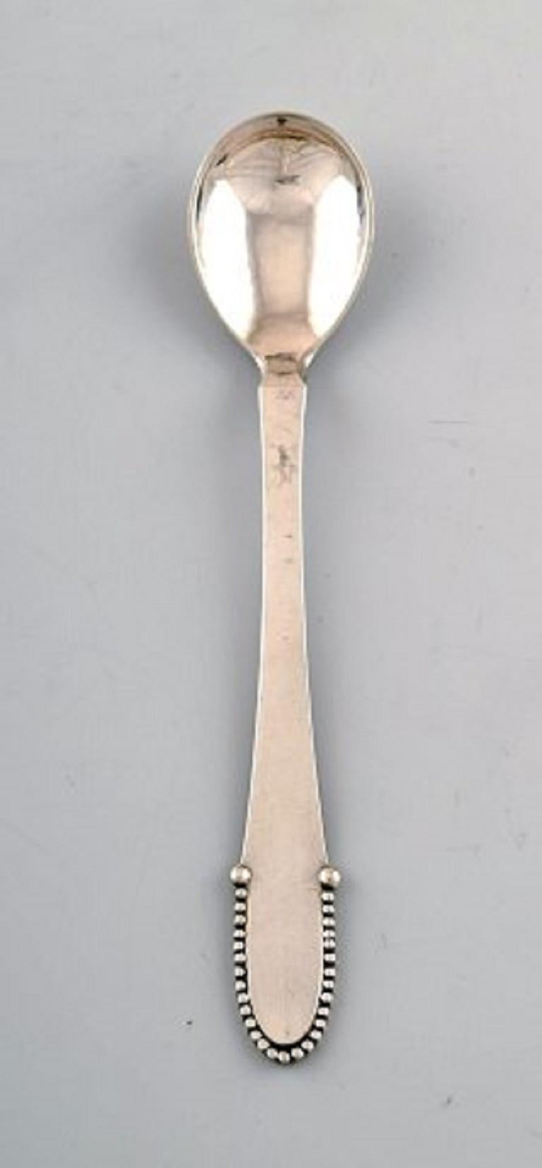 Georg Jensen beaded 12 tea spoons in full silver.
Measures 11.5 cm.
Stamped.
In perfect condition.