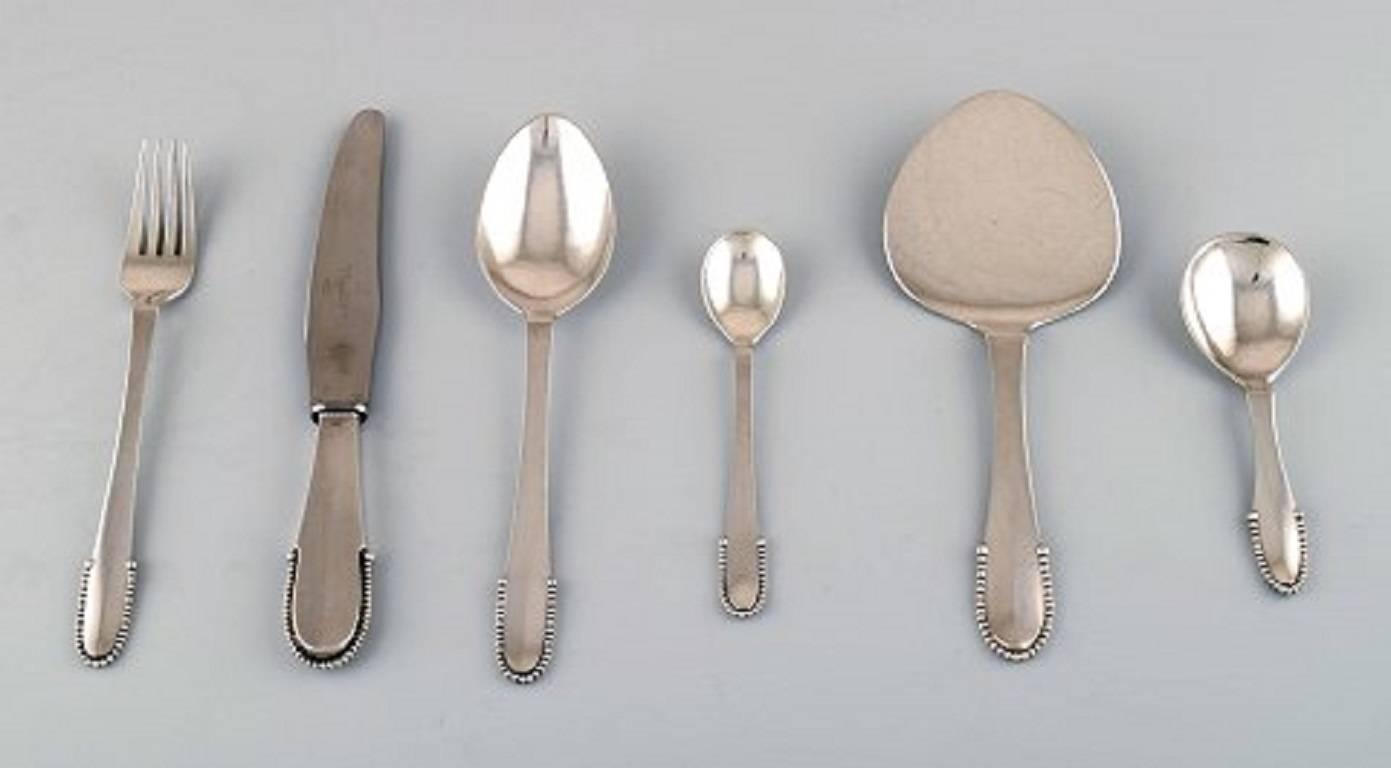 Georg Jensen Beaded complete 12 pieces service.
12 knives, 12 forks, 12 tablespoons, 12 coffee cups in full silver. Jam spoon, serving spade.
Measures: knife 20 cm.
Stamped.
In perfect condition.