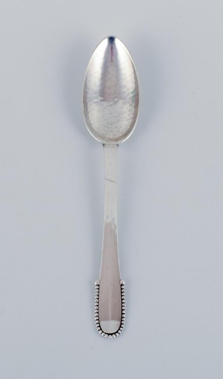 Georg Jensen Beaded.
Large tea spoon in sterling silver.
Post 1945 hallmark.
In excellent condition.
Dimensions: L 15.2 cm.

