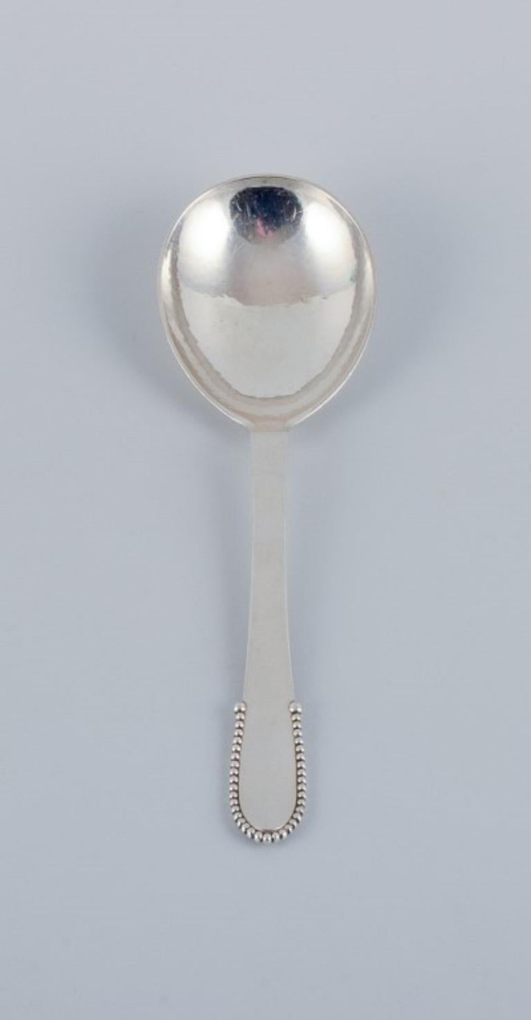 Georg Jensen perles
Cuillère de service en argent sterling.
Poinçon post-1945.
En parfait état.
Dimensions : L 20,6 cm : I.L.A. 20,6 cm.
