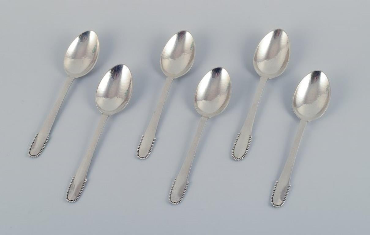 Georg Jensen Beaded.
A set of six large dinner spoons in sterling silver.
Post 1944 hallmark.
In excellent condition.
Measurement: L 18.6 cm.