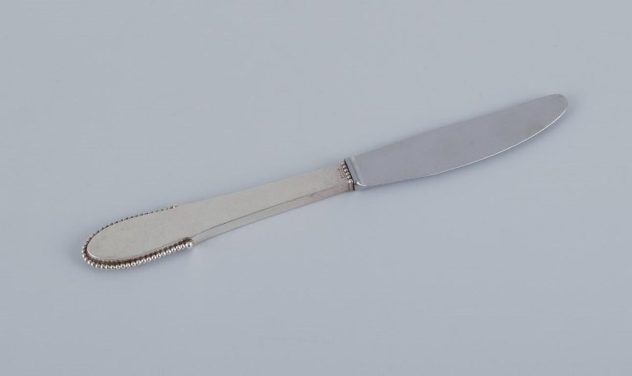 Georg Jensen Beaded.
A set of six long-handled dinner knives in sterling silver with Raadvad blades in stainless steel.
Post 1945 hallmark.
In excellent condition.
Measurements: L 21.8 cm.