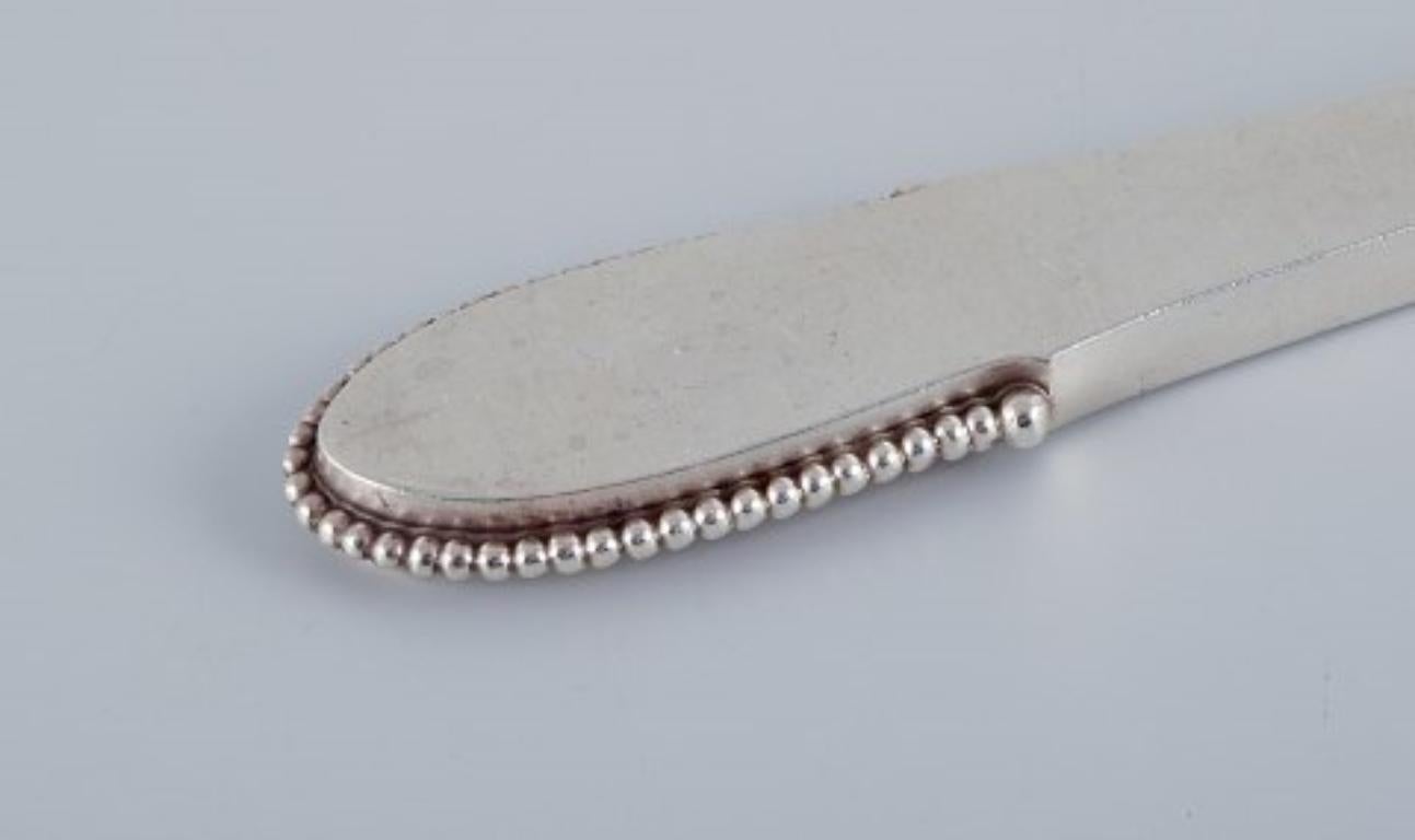 Georg Jensen Beaded. Six long-handled dinner knives with Raadvad blades In Excellent Condition For Sale In Copenhagen, DK