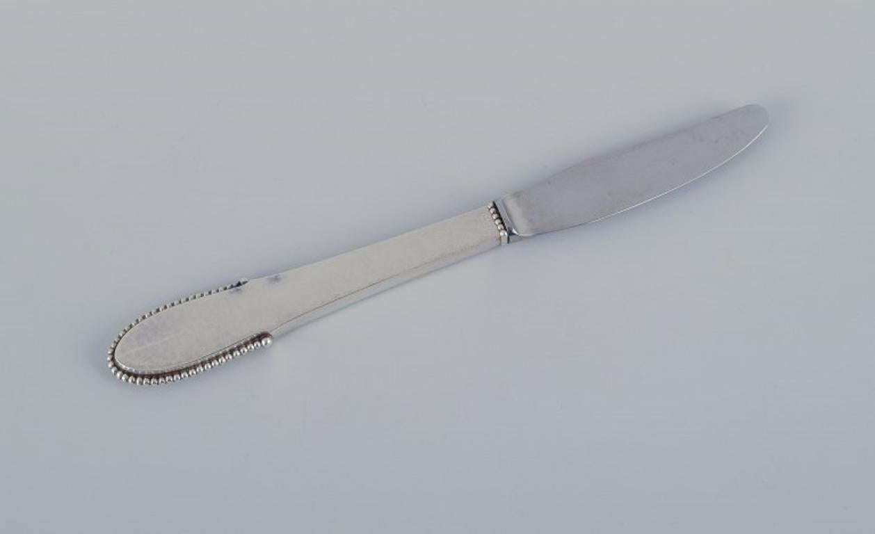 Georg Jensen Beaded.
Set of six long-handled luncheon knives in sterling silver with stainless steel blades.
Stamped with both 1933-1944 and post-1944 stamps.
In excellent condition.
Measurement: L 20.2 cm.