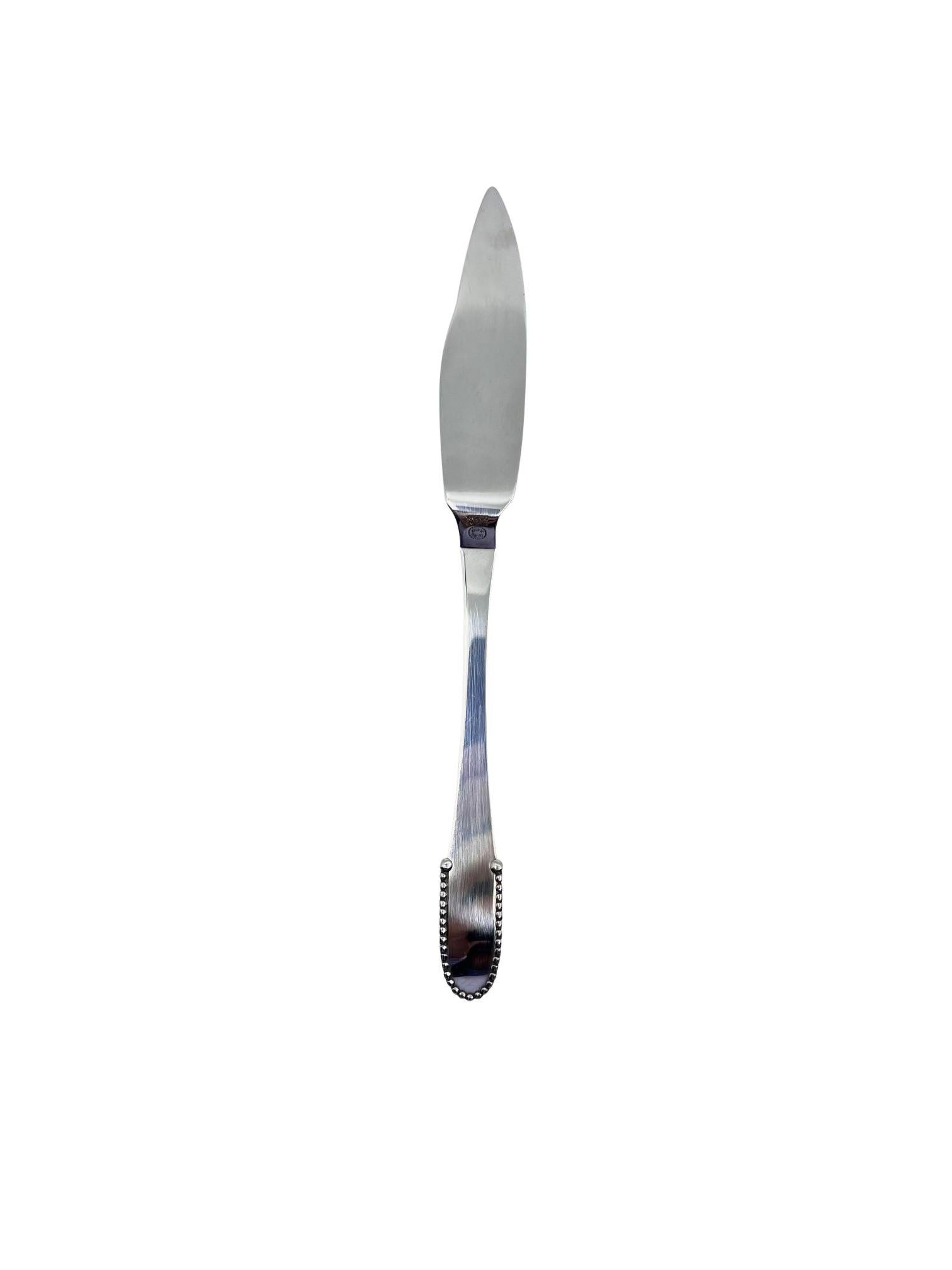 A Georg Jensen sterling silver fish knife in the beaded pattern, designed in 1916 by Georg Jensen.

Additional information:
Material: Sterling silver
Styles: Art Nouveau
Hallmarks: Georg Jensen sterling Denmark
Dimensions:  8 1/4″