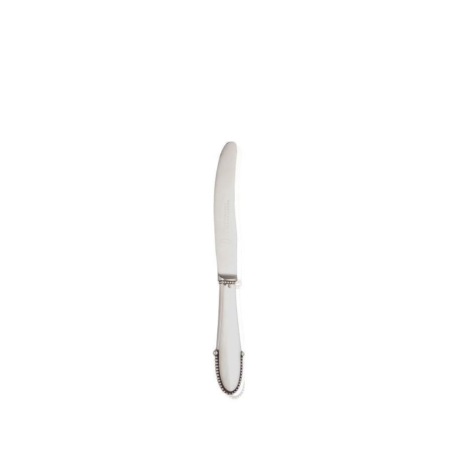 A Georg Jensen silver fruit/child knife with stainless steel blade, item #072 in the Beaded pattern, design #7 by Georg Jensen from 1916.

Additional information:
Material: Sterling silver, stainless steel
Styles: Art Nouveau
Hallmarks: With vintage