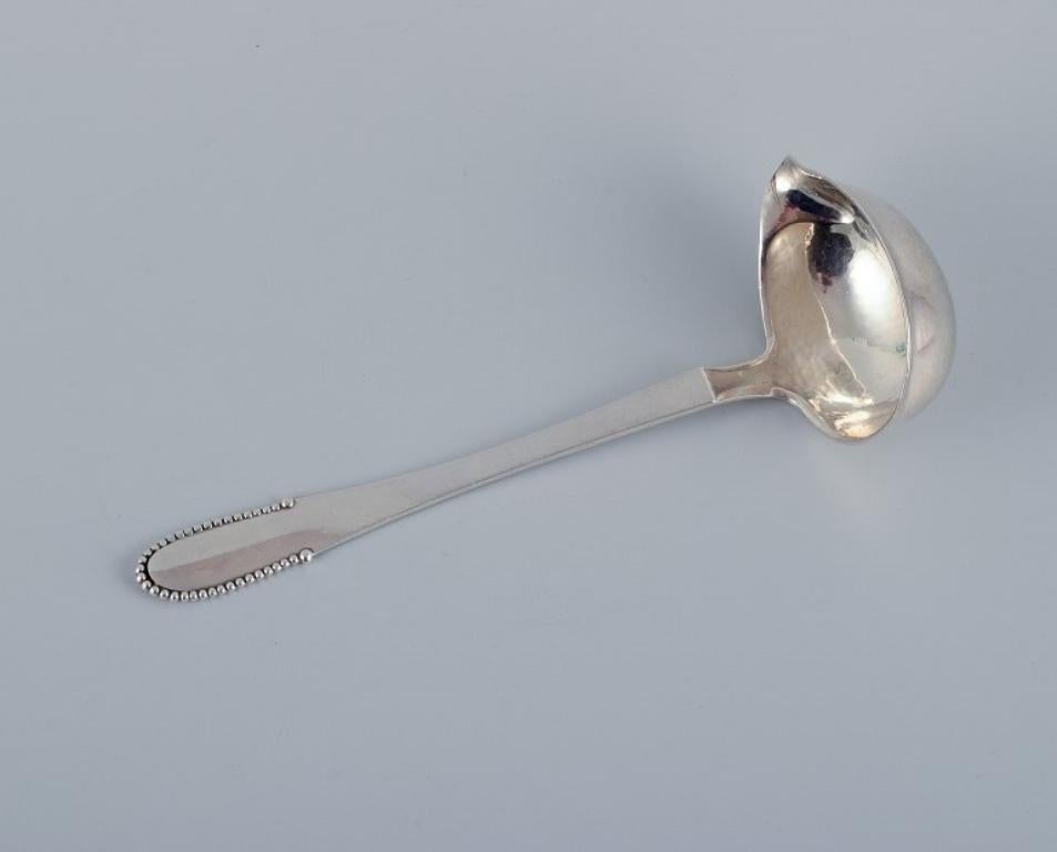 Georg Jensen con perline.
Mestolo per salse in argento sterling.
Marchio post-1945.
In ottime condizioni.
Dimensioni: L 19,0 cm.