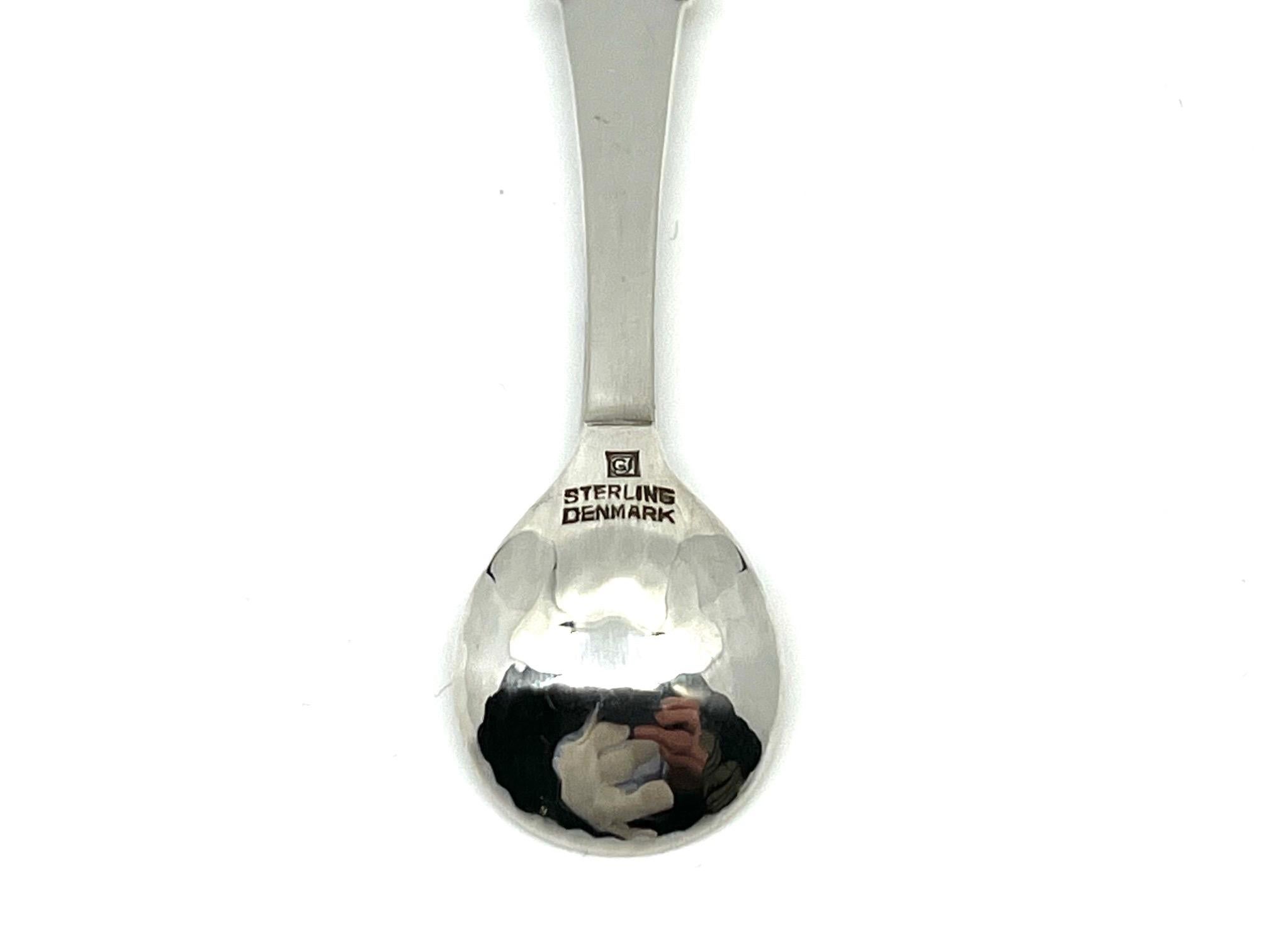 A sterling silver Georg Jensen salt spoon, item #104 in the Beaded Pattern, design #7 by Georg Jensen from 1916.

Additional information:
Material: Sterling silver
Styles: Art Nouveau
Hallmarks: With vintage Georg Jensen hallmark from