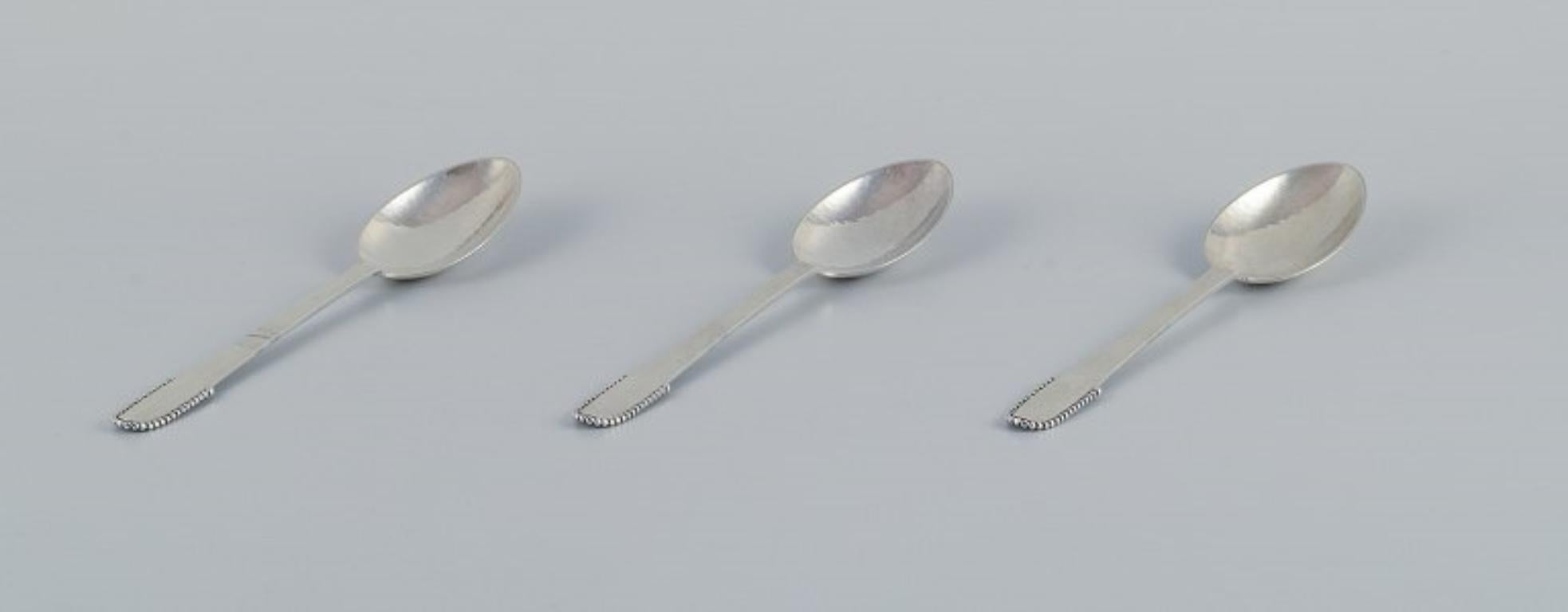 Georg Jensen Beaded.
Three dinner spoons in sterling silver.
After 1944 hallmark.
In excellent condition.
Dimensions: L 18.5 cm.