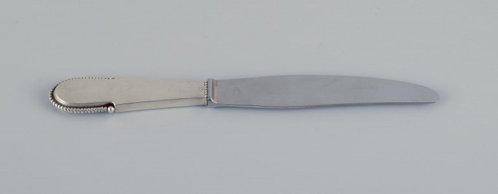 Georg Jensen Beaded.
Two short-handled dinner knives in sterling silver. 
Blade made of stainless steel.
Post 1945 hallmark.
In excellent condition.
Dimensions: L 22.7 cm.