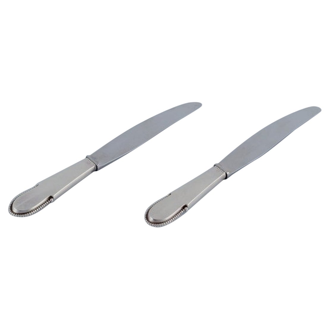 Georg Jensen perles Deux couteaux de table à manche court en argent sterling.