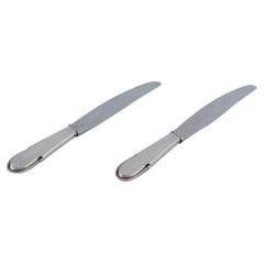 Georg Jensen perles Deux couteaux de table à manche court en argent sterling.