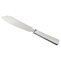 Georg Jensen, Bernadotte. Couteau à gâteau en argent sterling et en acier inoxydable.