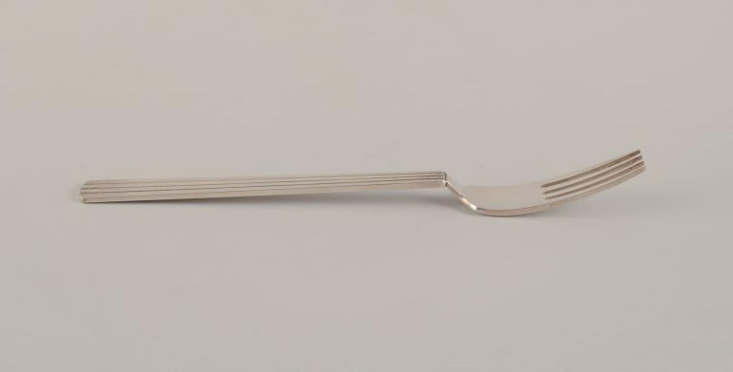 Georg Jensen Bernadotte dinner fork in sterling silver.
After 1944 hallmark. 
Perfect condition.
Dimensions: Length 19.0 cm.