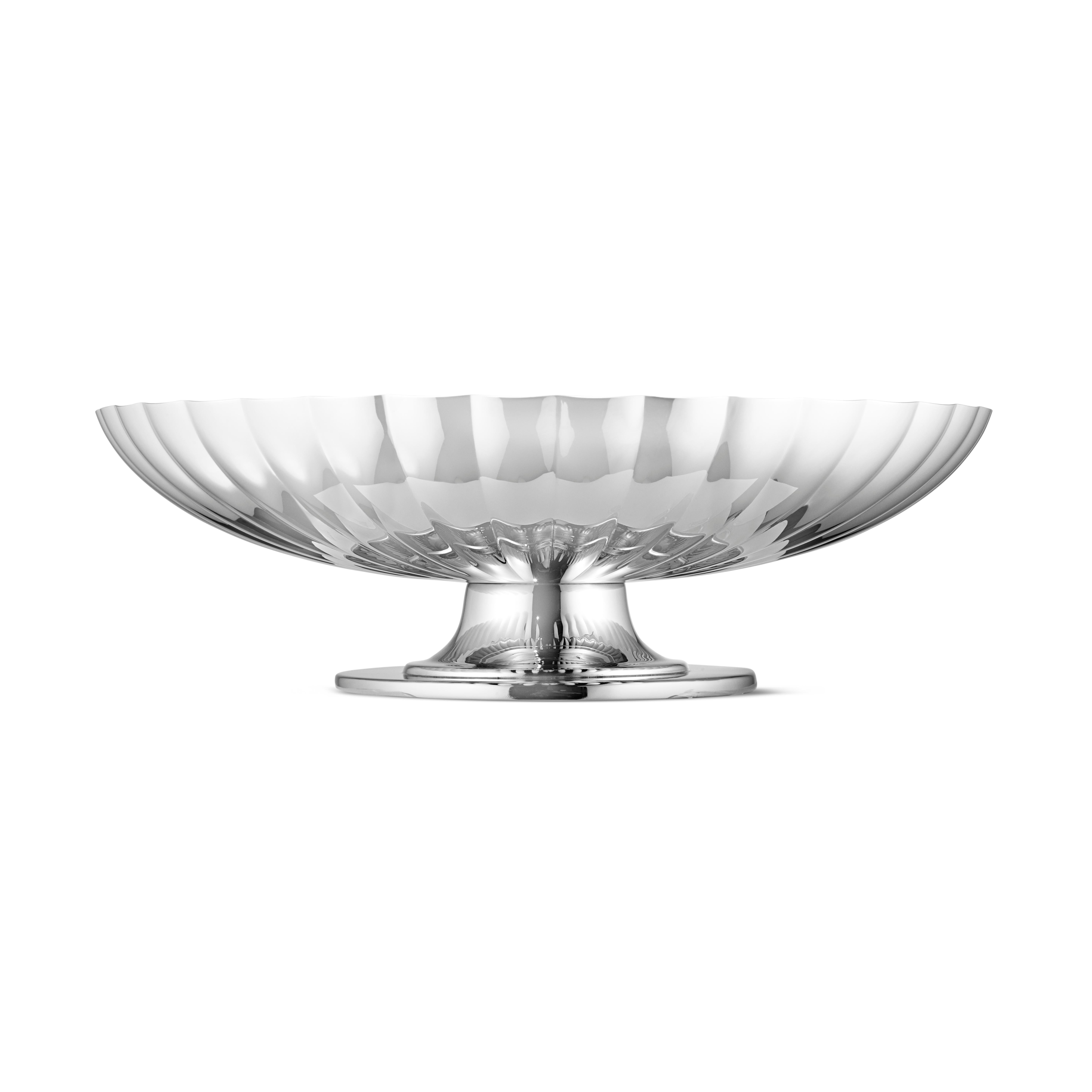 The Bernadotted dish on stand continues the beloved contours of the legendary designer Sigvard Bernadotte. Inspired by Sigvard Bernadotte and designed by the Georg Jensen design team, the dish serves to complete the line of table decor in the