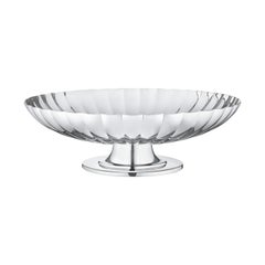 Plat Bernadotte de Georg Jensen sur pied en finition acier inoxydable par Grethe Meyer