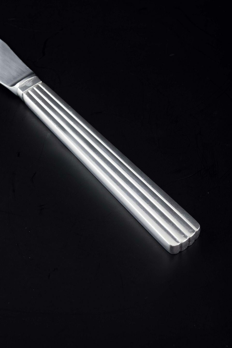 LES PRODUITS D'OCCASION SONT EXEMPTS DE DROITS DE DOUANE POUR LES CLIENTS DES ETATS-UNIS, DU ROYAUME-UNI, DE L'AUSTRALIE ET DU CANADA.   
PAR CONSÉQUENT, AUCUN DROIT D'IMPORTATION NE SERA APPLICABLE À VOTRE ACHAT. 

Georg Jensen, Bernadotte
Couteau