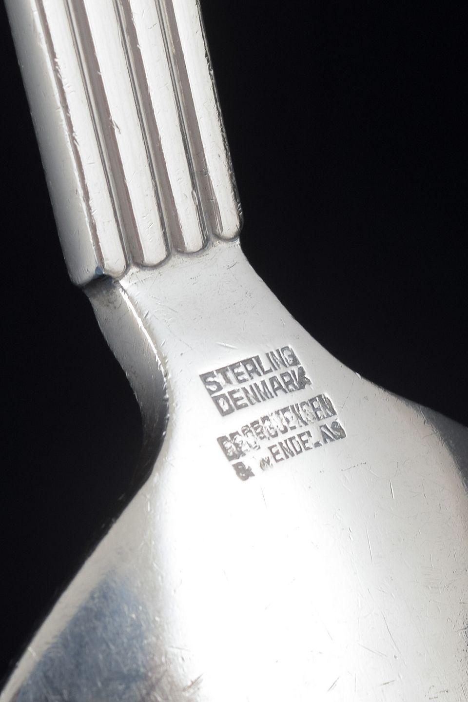 Georg Jensen. Bernadotte pattern. Serving spoon / salad spoon in sterling silver In Good Condition For Sale In København, Copenhagen