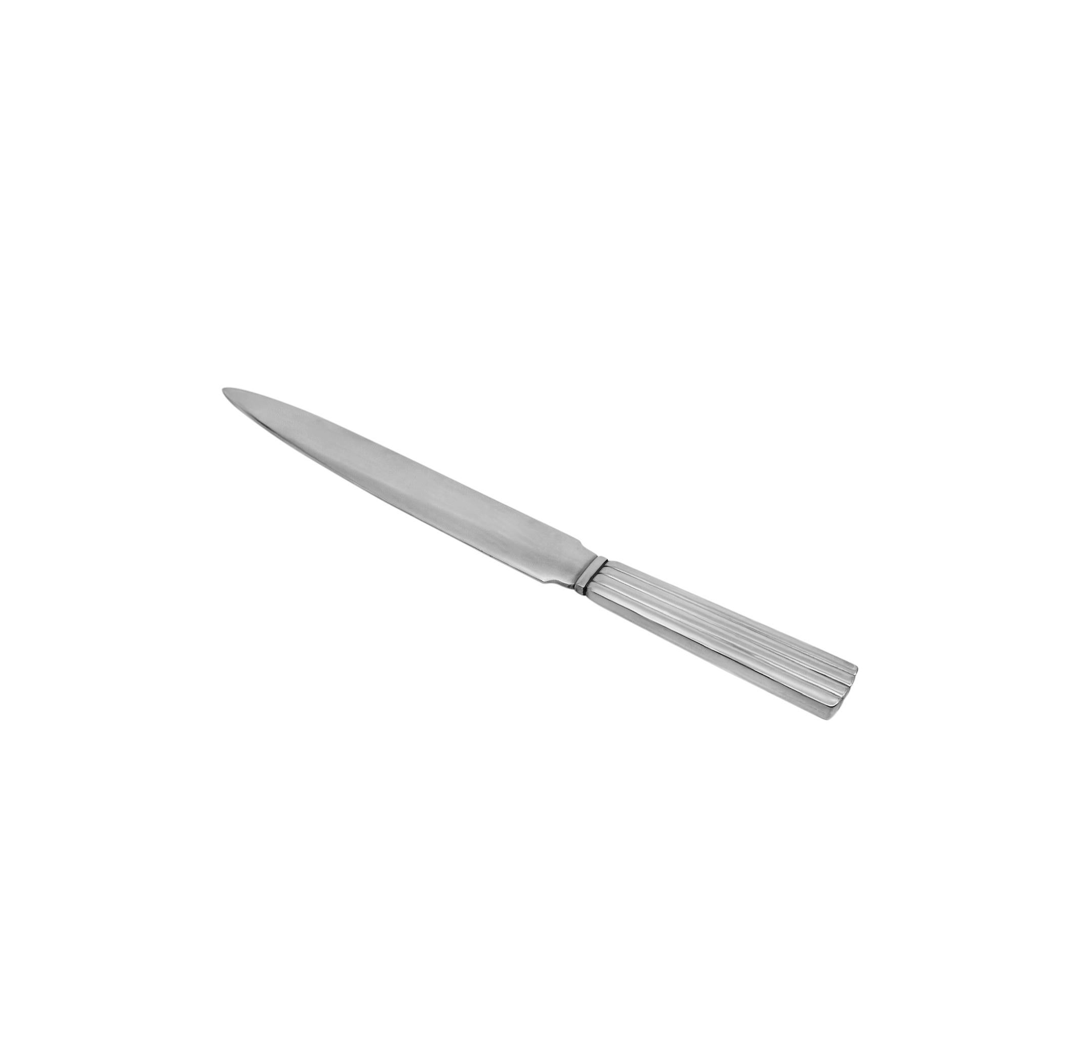 Georg Jensen Brieföffner aus Sterlingsilber - Bernadotte-Muster (#301)

Ein seltener, ganz aus Silber gefertigter Brieföffner mit dem kultigen Bernadotte-Muster, das 1938 von Sigvard Bernadotte entworfen wurde. Dieses elegante Stück ist ein Beispiel
