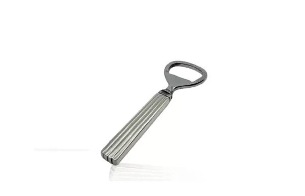 Georg Jensen bottle opener with sterling silver handle and stainless steel opener, the short handle version, item 271 in the Bernadotte pattern, design #9 by Sigvard Bernadotte from 1938.

Additional information:
Material: Sterling silver
Style: Art