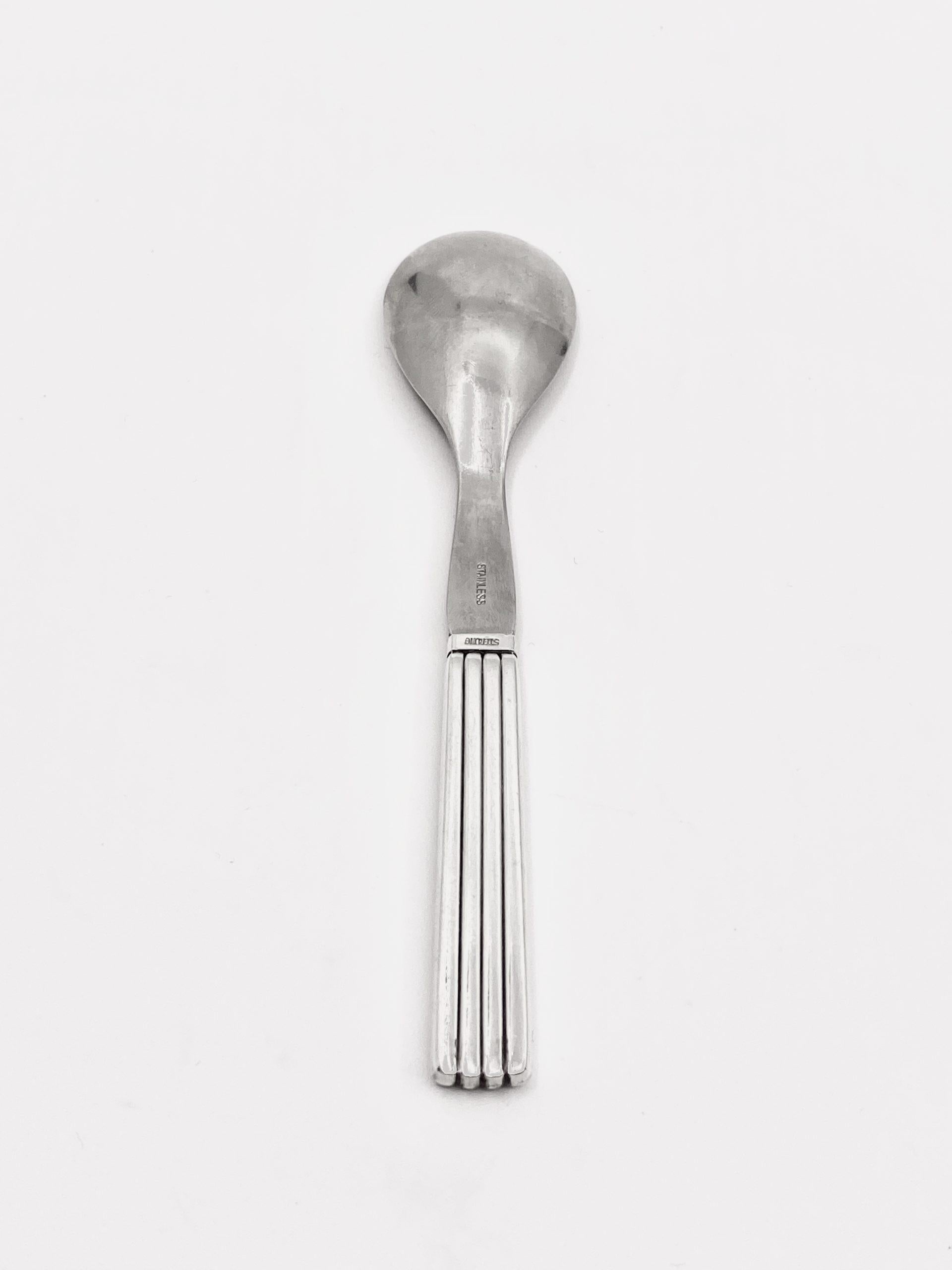 A Georg Jensen egg spoon, sterling silver handle and stainless steel spoon, item #085 in the Bernadotte pattern, design #9 by Sigvard Bernadotte in 1939.

Additional information:
Material: Sterling silver
Styles: Art Deco
Hallmarks: With Georg