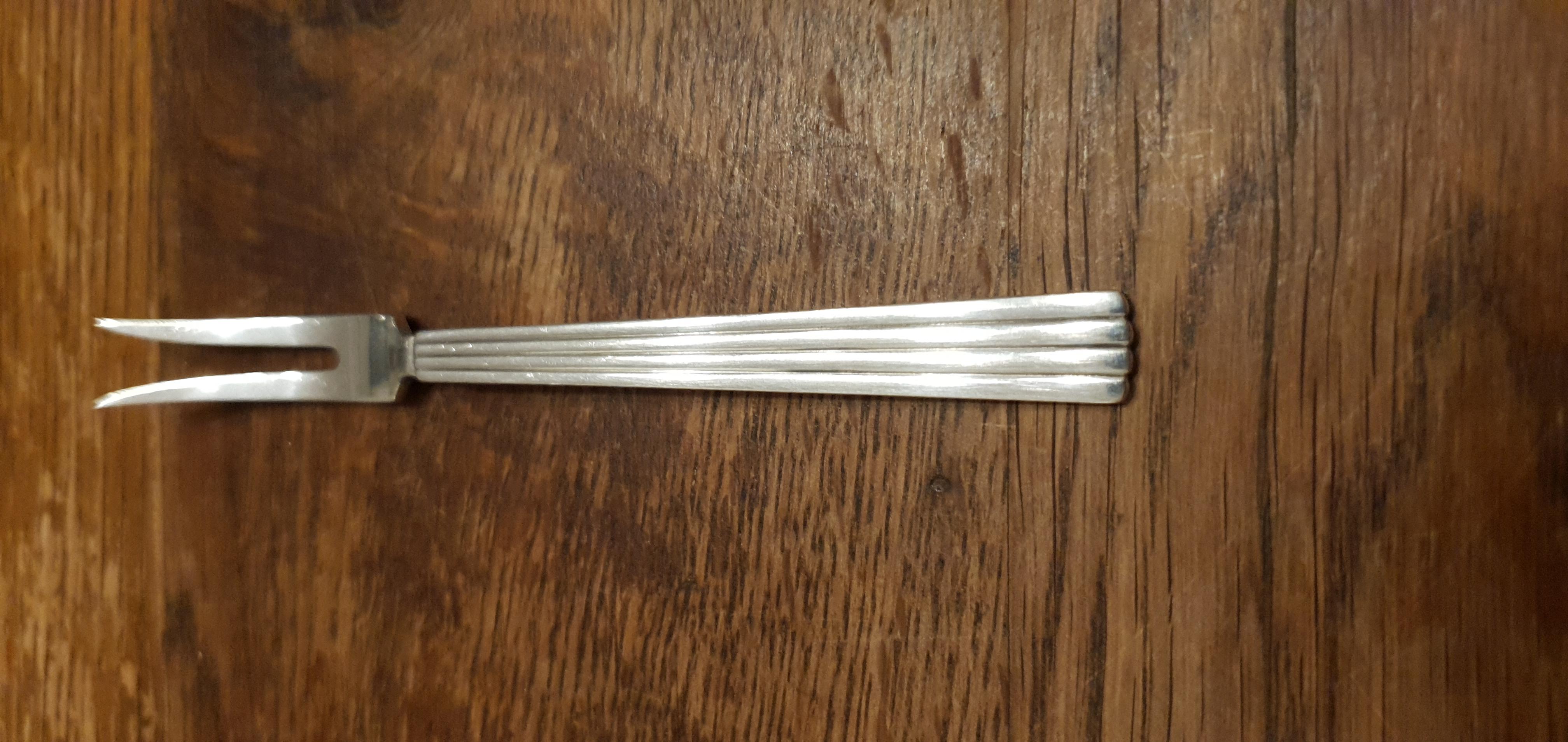 Georg Jensen forma de limón en plata de ley. No 146 en el patrón Bernadotte, diseñado por Sigvard Bernadotte.

Más información:
Material: Plata de ley
Sellos: Con sello Georg Jensen, fabricado en Dinamarca.
Dimensiones: Mide 4,3″ (11,5cm) de