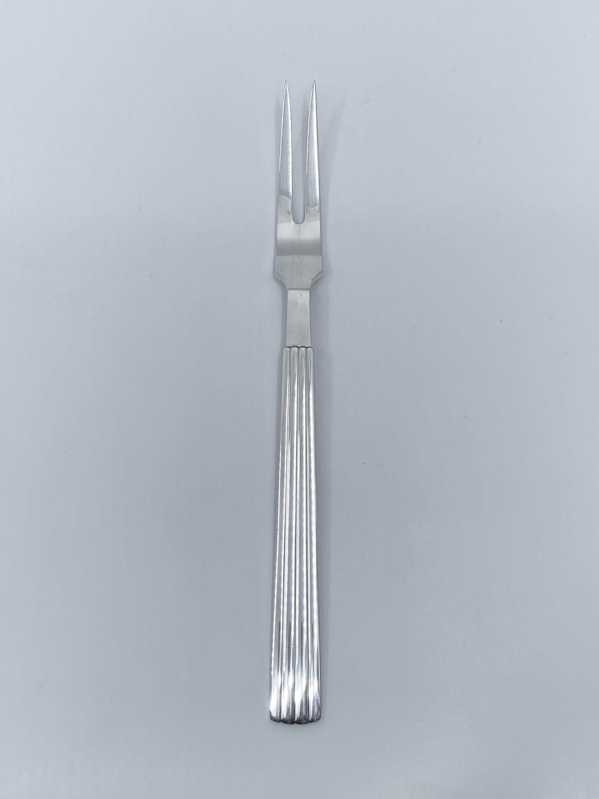 Sterling silver Georg Jensen meat fork, item #143 in the Bernadotte pattern, design #9 by Sigvard Bernadotte from 1939.

Additional information:
Material: Sterling Silver
Style: Art Deco
Hallmarks: With Georg Jensen hallmark, made in