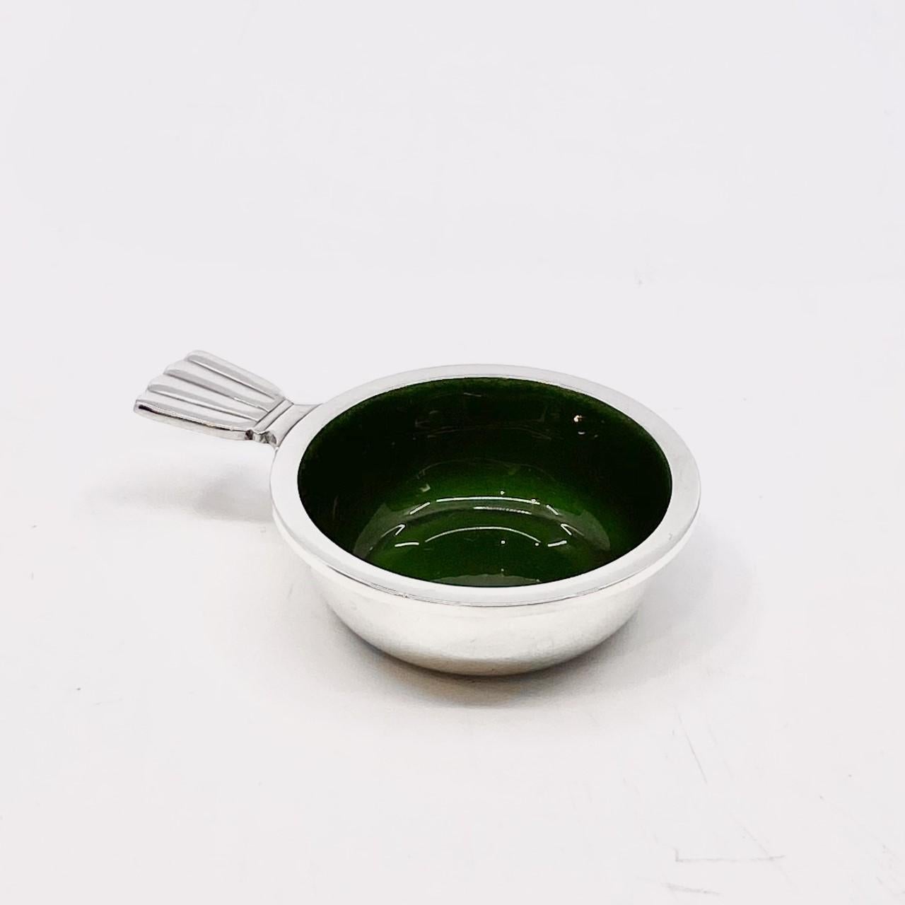 Georg Jensen sterling silver salt cellar with green enamel and salt spoon, items #102 & #103 in the Bernadotte pattern, design #9 by Sigvard Bernadotte from 1939.

Additional information:
Material: Sterling silver
Styles: Art Deco
Hallmarks: With