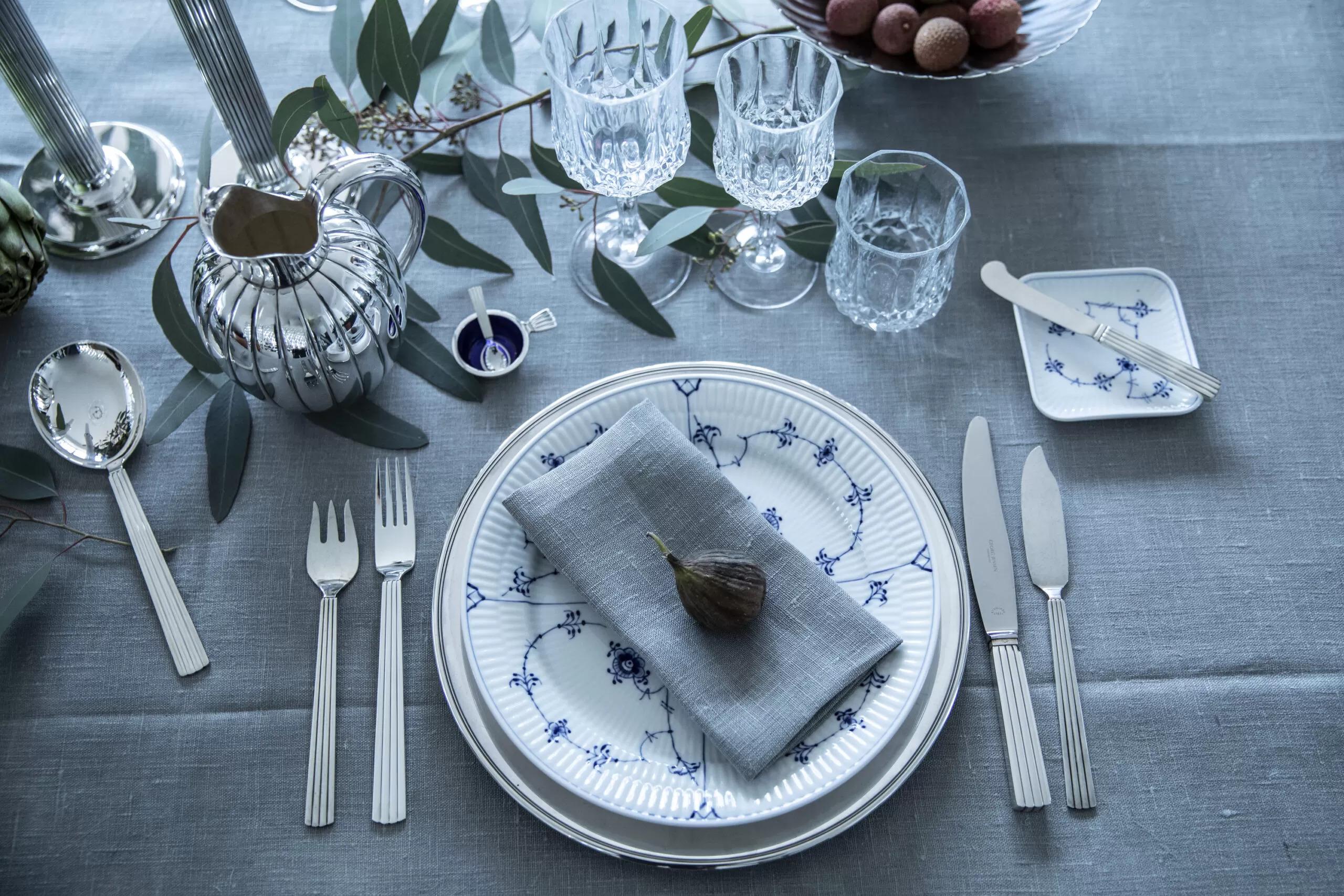 Un servizio completo di posate in argento di Georg Jensen per sei persone nel modello Bernadotte, che include rare posate a forma di pesce e diversi pezzi da portata. Disegnato nel 1938 da Sigvard Bernadotte, il modello riflette uno stile Art