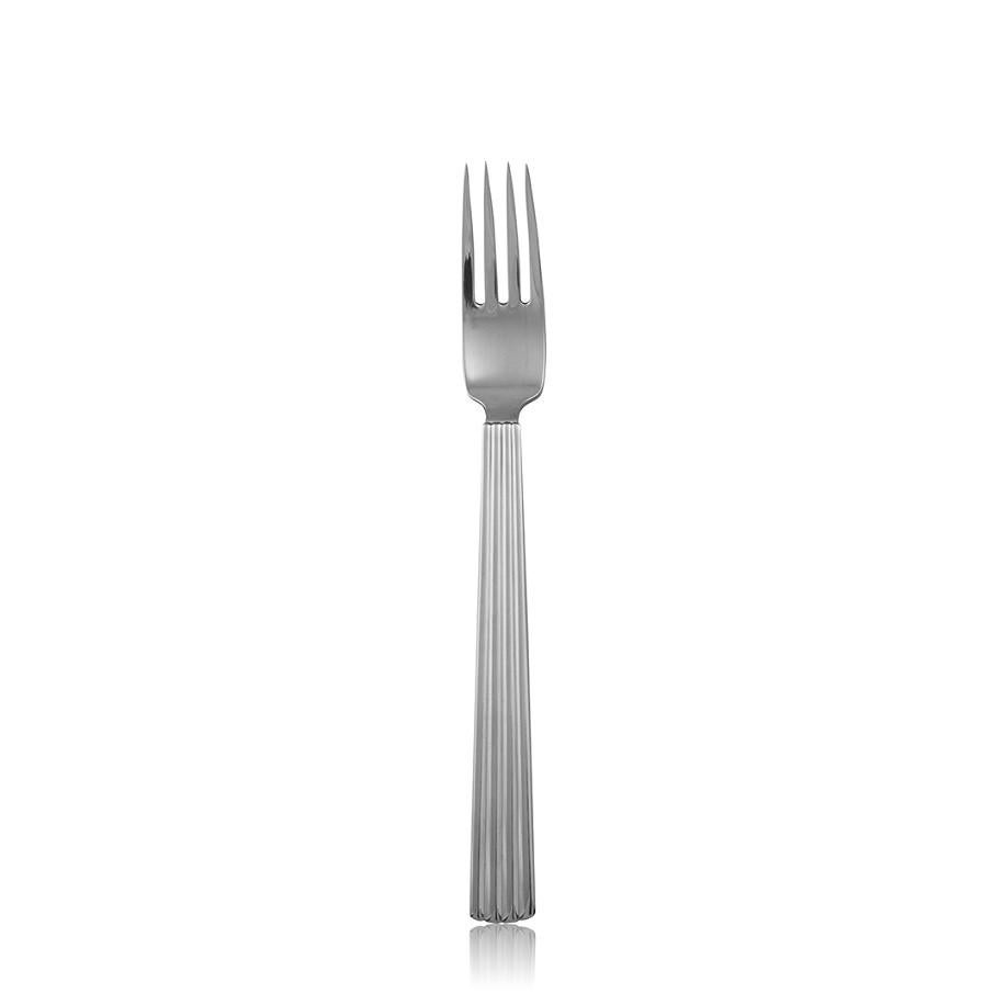 Cubertería de plata de ley Georg Jensen con el motivo Bernadotte, diseñado por Sigvard Bernadotte en 1939. Este conjunto consta de ocho ajustes de ocho piezas.

Este servicio consiste en:

8 cuchillos de mesa, mangos largos (8 5/8″, 22cm) hojas de