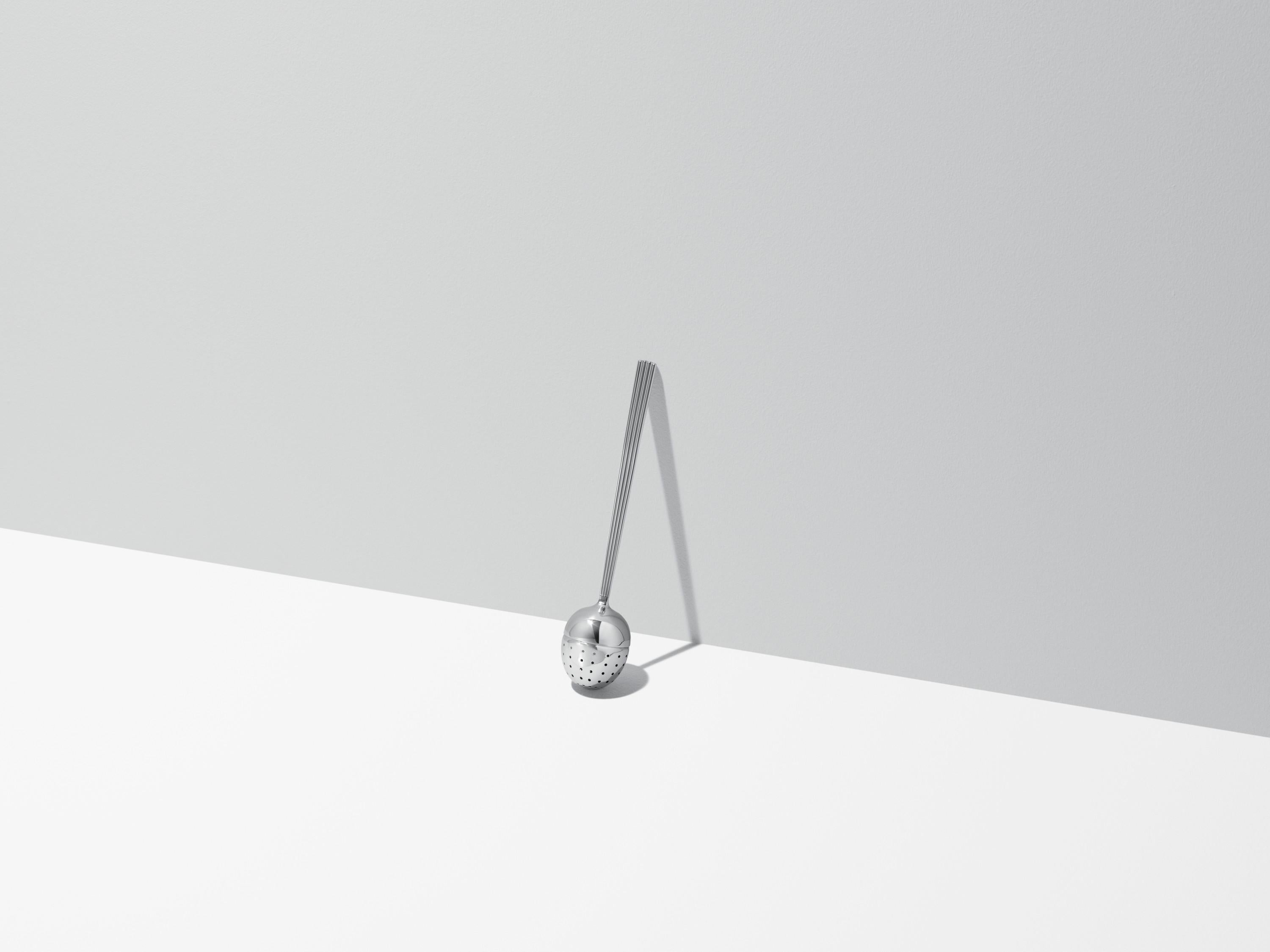 Dai un tocco di classe a qualsiasi tavola con Bernadotte - una collezione da tavola classica e moderna basata sulle iconiche linee di Sigvard Bernadotte, un pezzo di storia del design di Georg Jensen. Quando Bernadotte collaborò per la prima volta