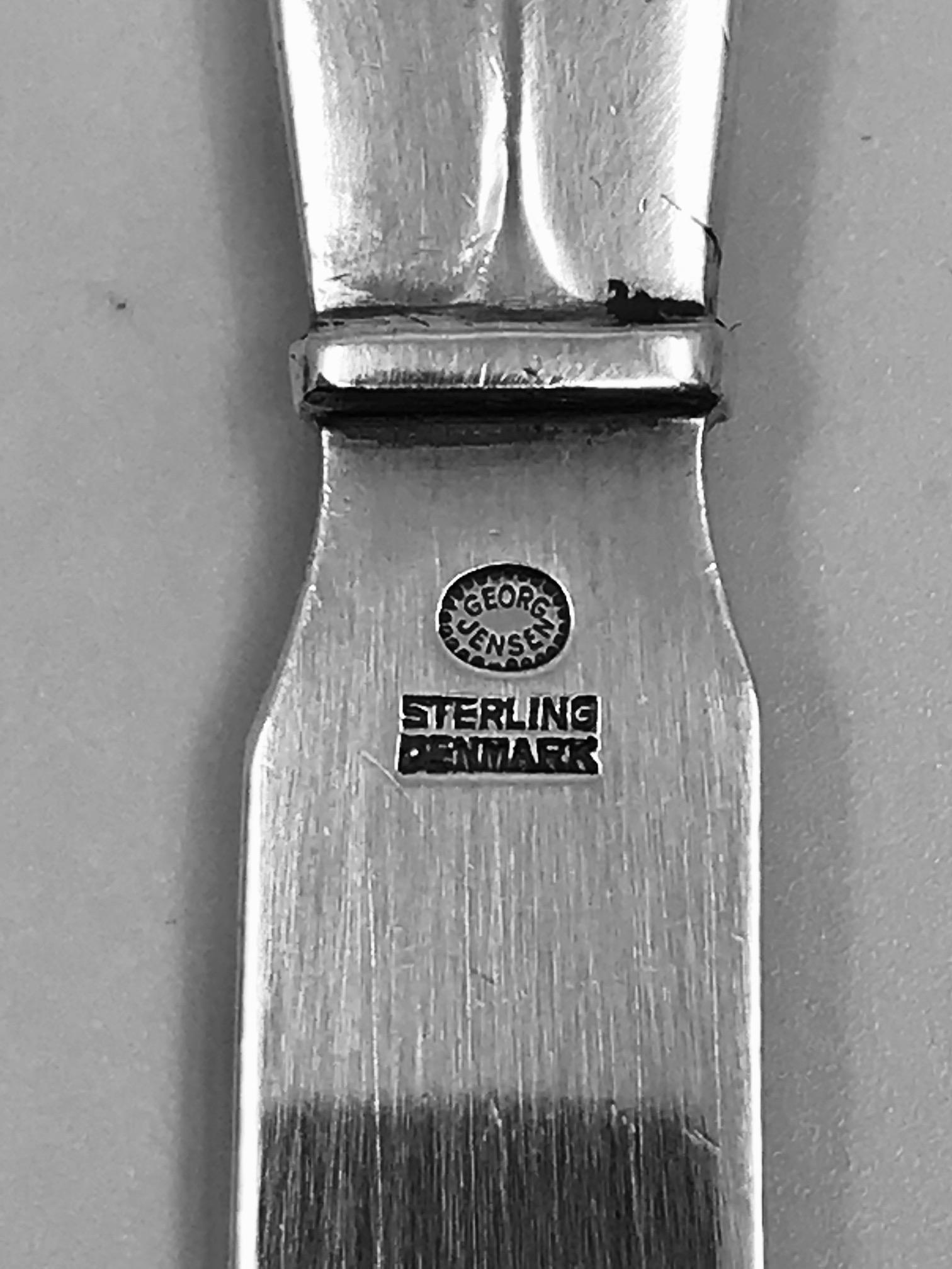 Sterling silver Georg Jensen butter spreader, item 046 in the very rare Bittersweet pattern, design #79 from 1940 by Gundorph Albertus. This is the sister pattern to Cactus,

Additional information:
Material: Sterling silver
Styles: Art