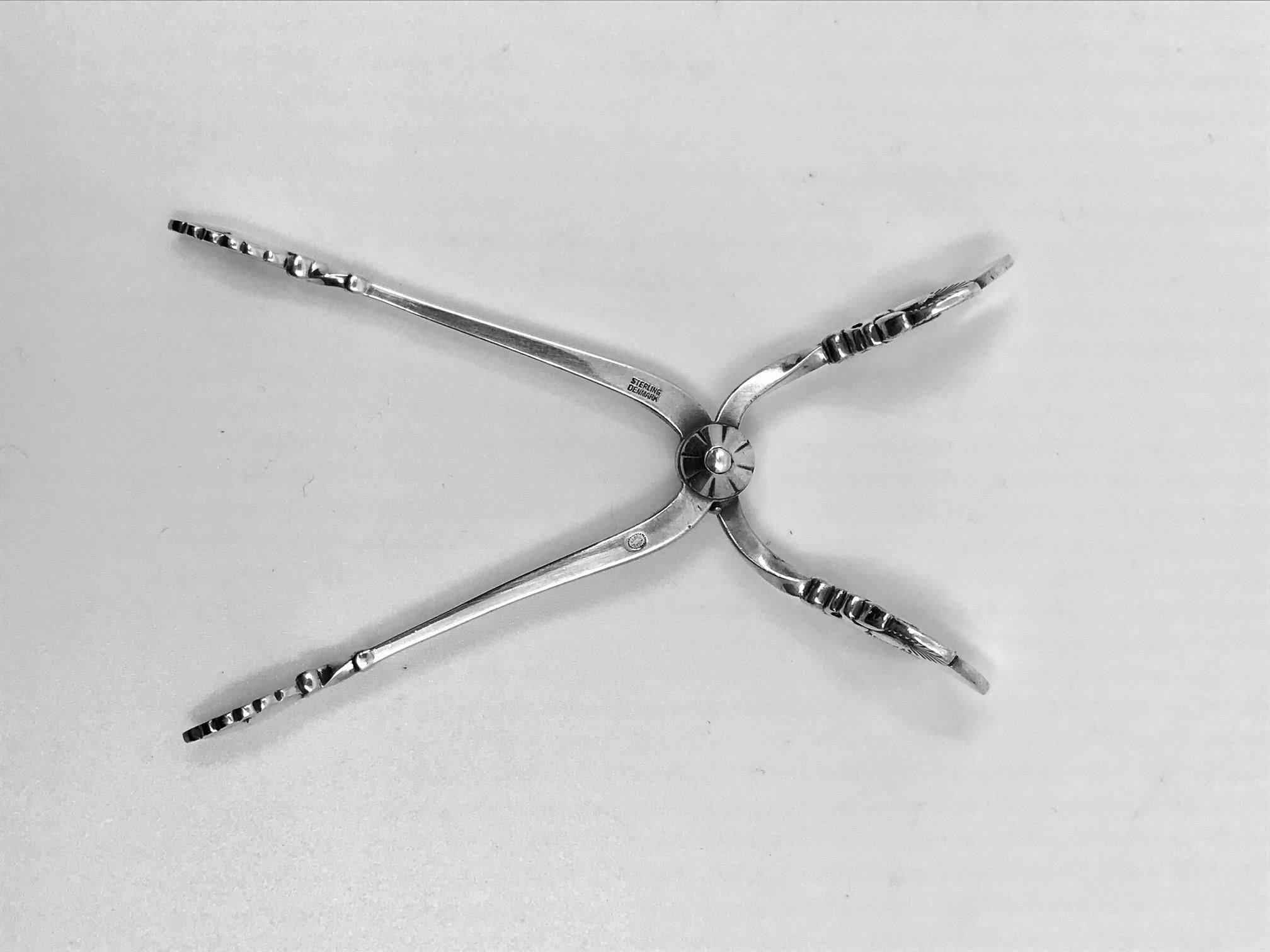 Sterling silver Georg Jensen sugar tongs, item 174 in the very rare Bittersweet pattern, design #79 by Gundorph Albertus from 1940. This is the sister pattern to Albertus’ famous Cactus pattern.

Additional information:
Material: Sterling