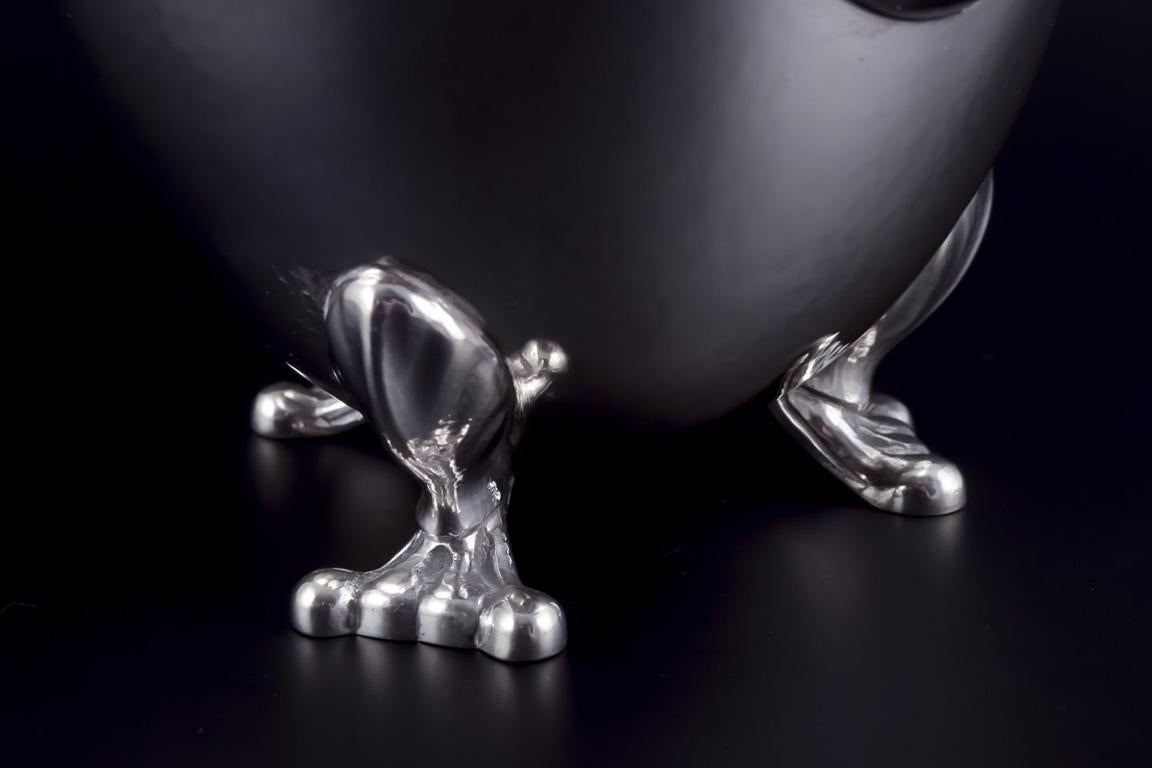 LOS PRODUCTOS DE SEGUNDA MANO ESTÁN EXENTOS DE ARANCELES DE IMPORTACIÓN PARA LOS CLIENTES DE EE.UU., REINO UNIDO, AUSTRALIA Y CANADÁ.   
POR LO TANTO, NO SE APLICARÁN ARANCELES DE IMPORTACIÓN A TU COMPRA. 

Georg Jensen. Cafetera Blossom de plata de