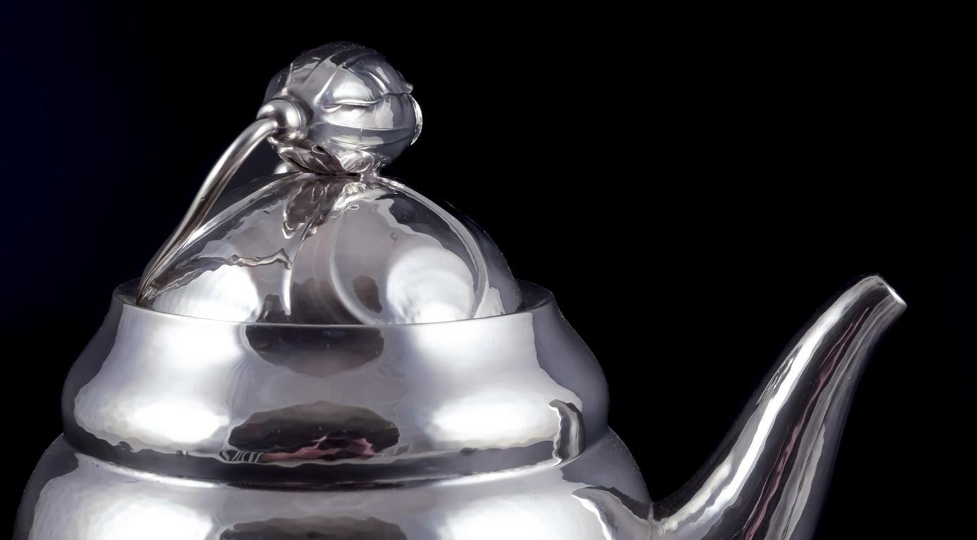 Georg Jensen. Cafetera Blossom de plata de ley con asa de hueso. en Excelente estado para la venta en København, Copenhagen