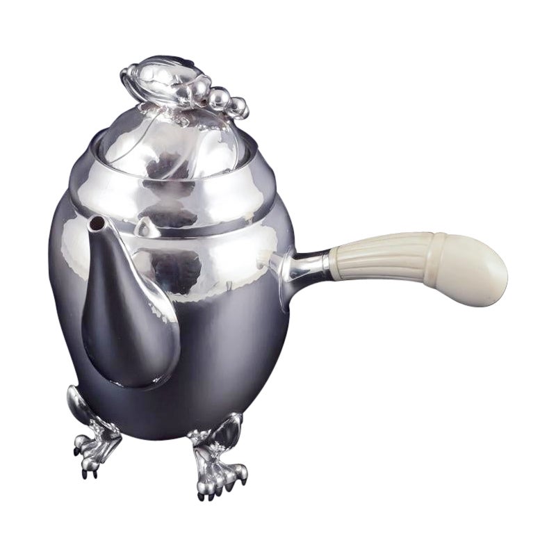 Georg Jensen. Cafetera Blossom de plata de ley con asa de hueso.