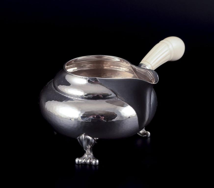 Georg Jensen. Cremera Blossom de plata de ley martillada a mano con asa de hueso. Art Nouveau en venta