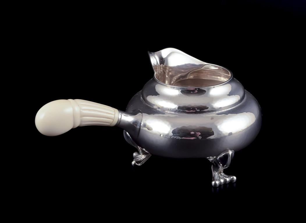 Georg Jensen. Cremera Blossom de plata de ley martillada a mano con asa de hueso. Danés en venta