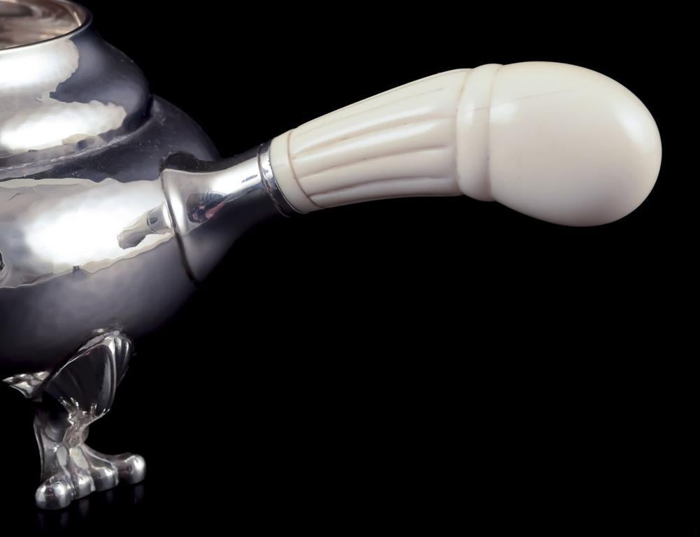 Georg Jensen. Cremera Blossom de plata de ley martillada a mano con asa de hueso. Martillado en venta