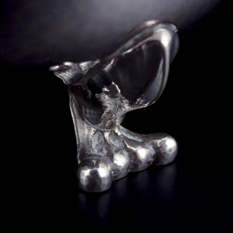 Georg Jensen. Cremera Blossom de plata de ley martillada a mano con asa de hueso. mediados del siglo XX en venta