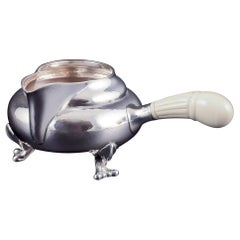 Georg Jensen. Cremera Blossom de plata de ley martillada a mano con asa de hueso.