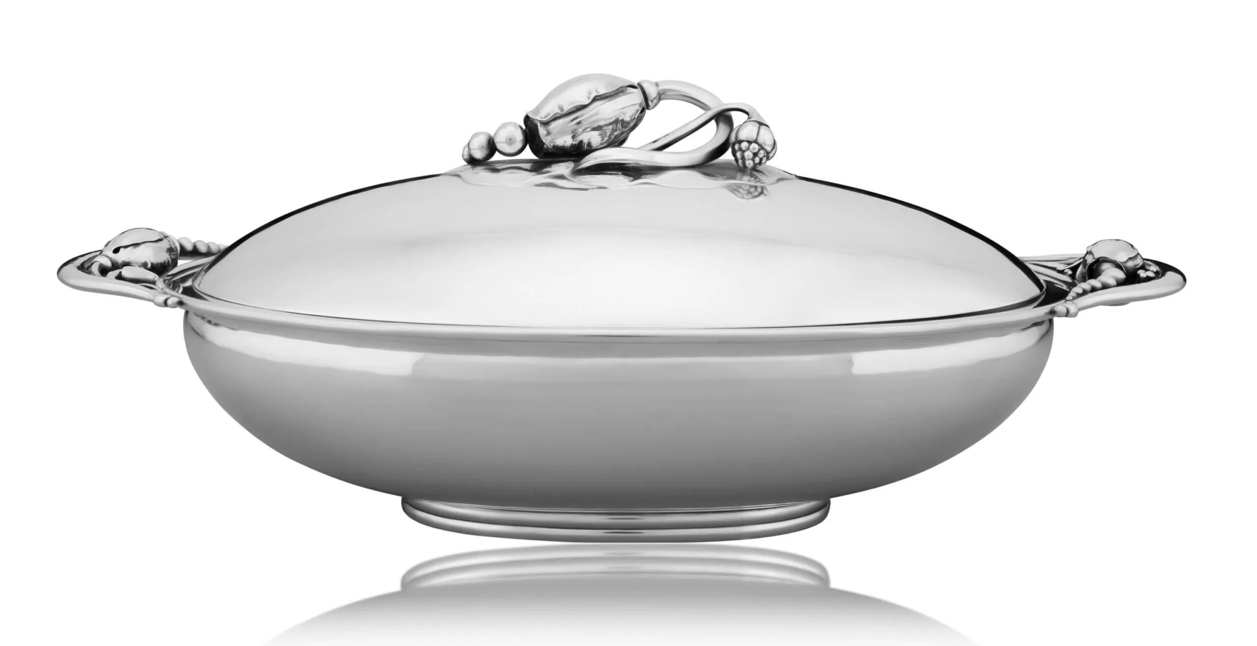Plato para verduras con cubierta de plata Georg Jensen n.º 2C Blossom, diseñado por Georg Jensen en 1930. Esta exquisita pieza presenta una forma ovalada, meticulosamente elaborada a mano, que muestra el excepcional arte de la colección Blossom.

La
