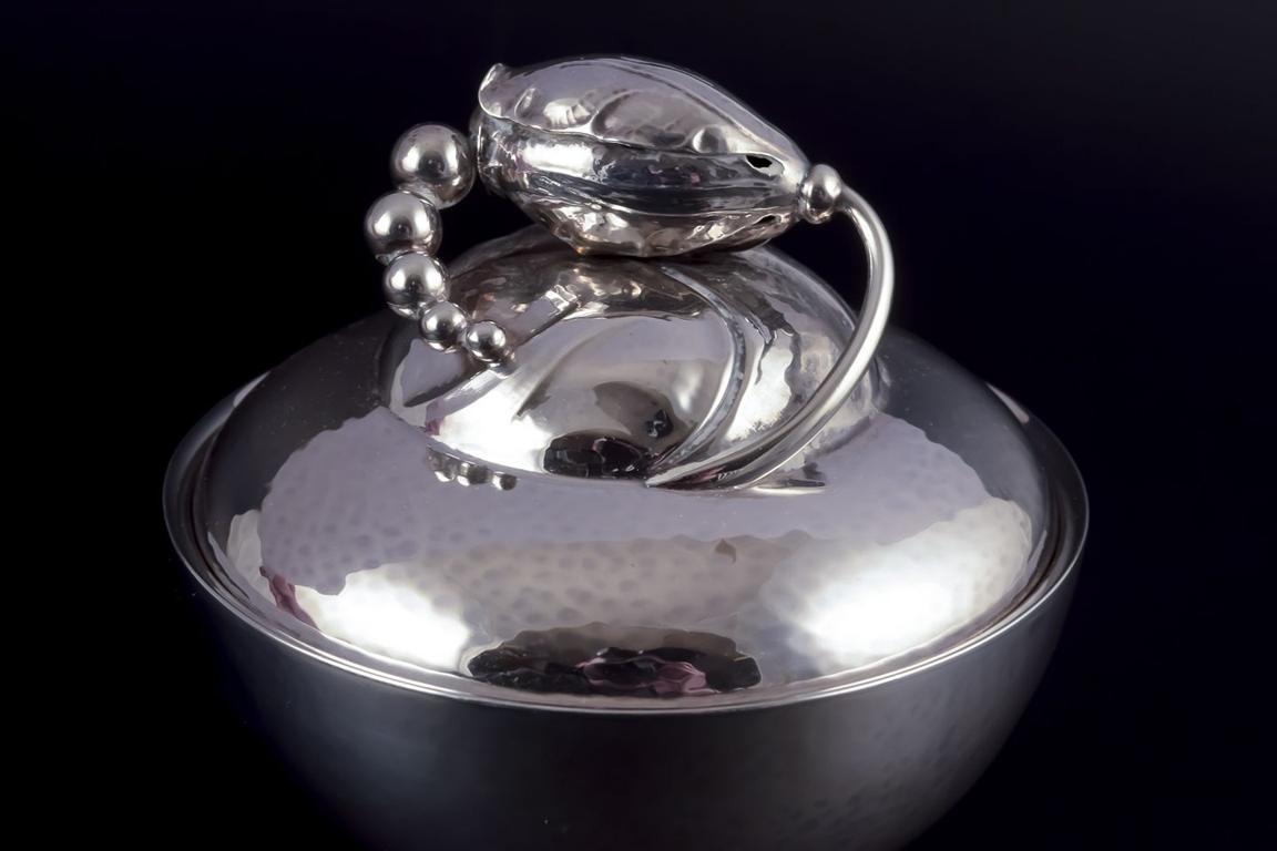 LOS PRODUCTOS DE SEGUNDA MANO ESTÁN EXENTOS DE ARANCELES DE IMPORTACIÓN PARA LOS CLIENTES DE EE.UU., REINO UNIDO, AUSTRALIA Y CANADÁ.   
POR LO TANTO, NO SE APLICARÁN ARANCELES DE IMPORTACIÓN A TU COMPRA. 

Georg Jensen. Azucarero Flor de plata de