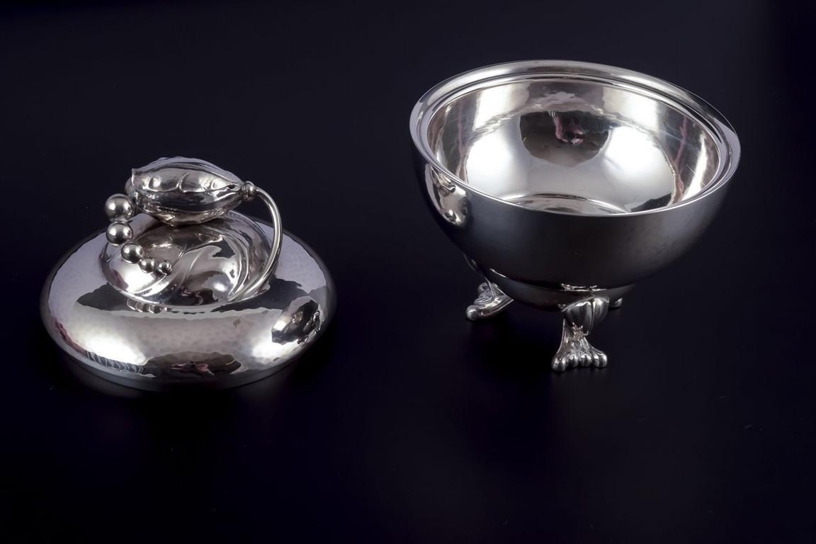 Georg Jensen. Azucarero Blossom de plata de ley martillada a mano. Art Nouveau en venta