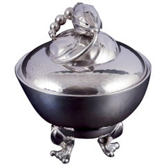 Georg Jensen. Azucarero Blossom de plata de ley martillada a mano.