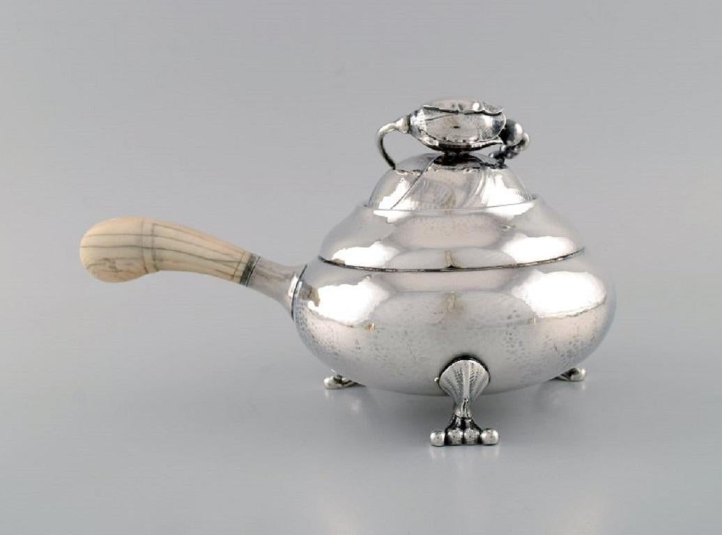 Georg Jensen Blütenblatt-Teekanne aus gehämmertem Sterlingsilber mit elfenbeinfarbenem Henkel (Art nouveau) im Angebot