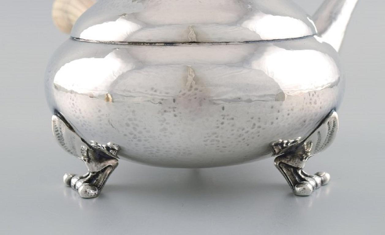 Tetera Georg Jensen Blossom de plata de ley martillada con asa de marfil principios del siglo XX en venta